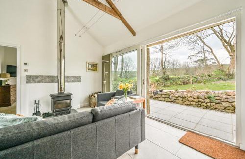 Tavistock House | Cosy Rural Barn with Private Garden & Forest - The Cart Barn