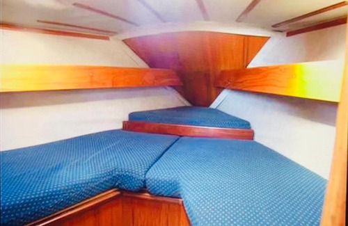 Sandwich Boat Rental | Cosy Sailing Boat Glamping Accommodation on the River in Sandwich