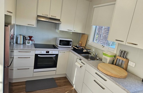 Cheltenham House | Cosy Seaside Retreat - Charming Unit by the Beach