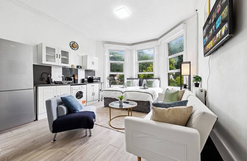 Fortune Green Apartment | Cosy & Spacious Flat, Moments To City Centre - Sleeps 4 - Train Station