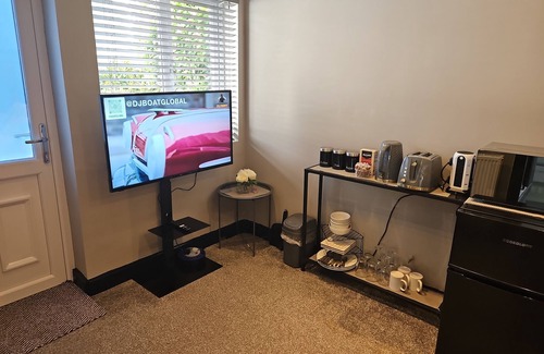 Dudley Apartment | Cosy Studio in Dudley City Center