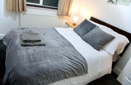 Little Holland Apartment | Cosy & Stylish 2 Bed Ground Floor Flat in Dartford