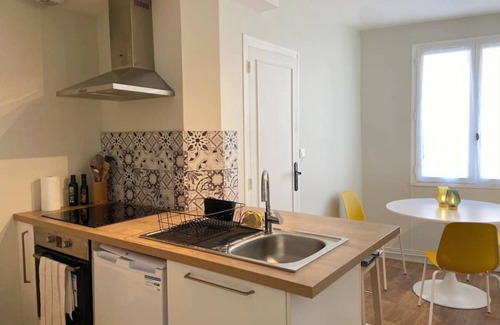 Chateau-Renault Apartment | ★ Cosy T1 ☆ Close to shops and main roads ★