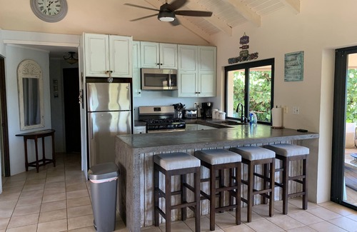 Discovery Bay House | Cosy Canal front 3 bedroom villa with small private swimming pool and dock