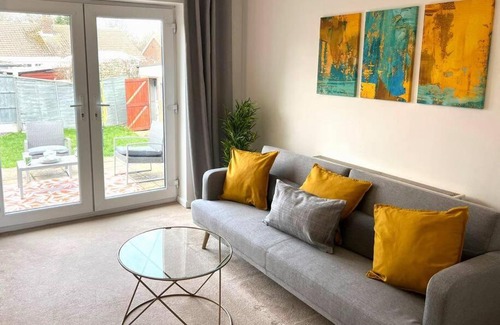 Brentwood House | Cosy Two Bedroom Bungalow in Hutton Brentwood with Free Parking & Garden