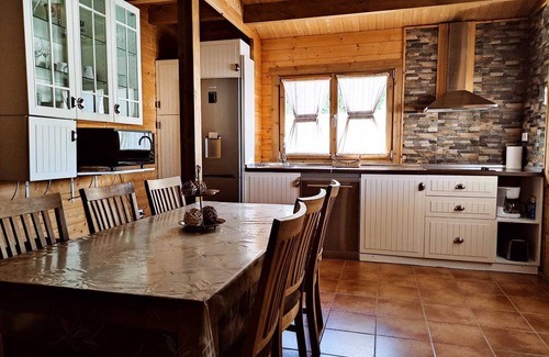 Cobisa House | Cosy Wooden House with Wi-Fi, Air Conditioning, Pool and Garden