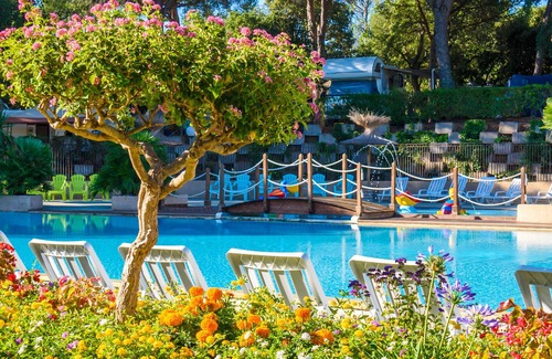 Roquebrune-sur-Argens Ski Chalet | Cotê d'Azur - Camping Leï Suves - chalet - kitchen in- and outside - airco