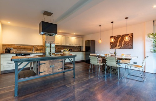 Enstone House | Cotswold Holiday let With hot tub - The Old Garage