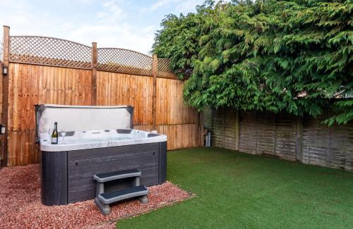 Enstone House | Cotswold holiday let with hot tub - The Old Garage