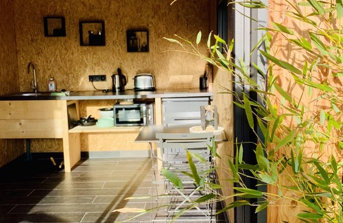 Saint-Quentin-en-Tourmont Cottage | Cottage in front of water