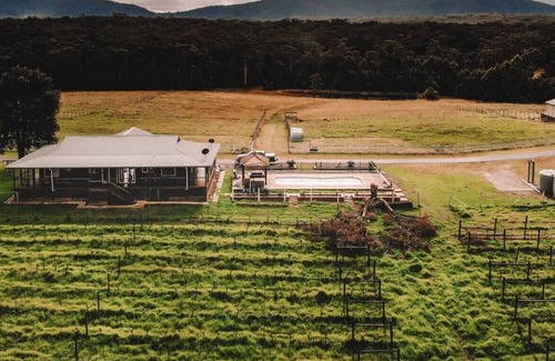 Cooranbong Cabin | Cottage 02 · Cheerful 3 Bedroom Farm Stay With Tennis Court