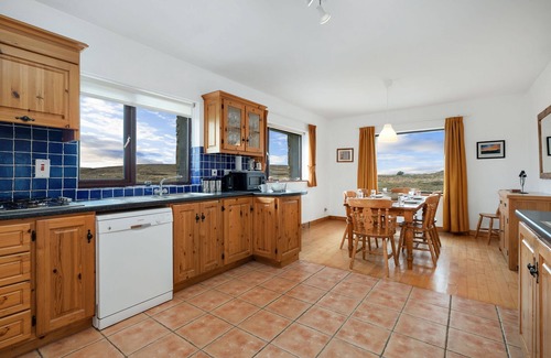 Cleggan Cottage | Cottage 118 - Cleggan - sleeps 7 guests in 3 bedrooms