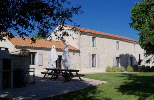 La Laigne House | Cottage 12 people, swimming pool, near La Rochelle, Marais Poitevin and Ile de Ré