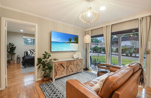 Barker Cottage | Cottage 19 Double King Suites EV Charger