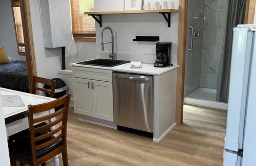Stow Cottage | Cottage #4 - Beautiful 3 Bedroom Lakefront Cottage - Fully Renovated in 2024!