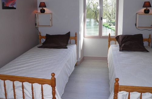 Foussais-Payre House | Cottage adjoining another cottage, with a view of a pond in the Vendée bocage