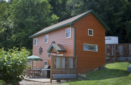 Ellsworth Cottage | Cottage and Gardens on the Rush River