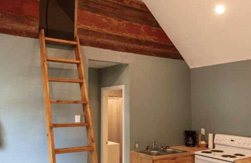 Cadillac Cottage | Cottage - Cottage with Kitchen and Bath - Sleeps 5