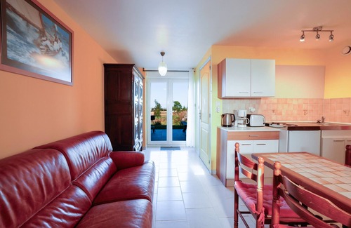 Cast House | Cottage 'Gite Gwenn Ha Du' with Private Terrace, Shared Garden and Wi-Fi