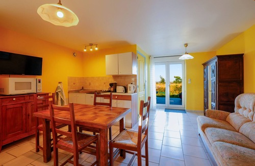 Cast House | Cottage 'Gite Penn Ar Bed' with Private Terrace, Shared Garden and Wi-Fi
