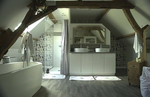 Les Ormes Cottage | Cottage 'Gîte Pierre D'argenson' with Shared Pool, Private Terrace and Wi-Fi