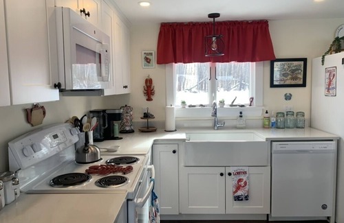 Edgecomb House | Cottage in Edgecomb - Waterfront Holiday Getaway