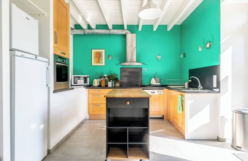 Joue-sur-Erdre House | Cottage 'L'erdre Au Moulin' with Private Terrace, Shared Garden and Wi-Fi