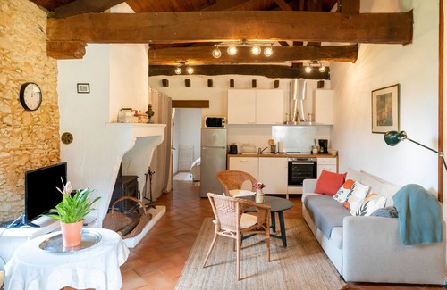 Panjas House | Cottage 'La Gersoise' with Shared Pool, Private Terrace and Wi-Fi