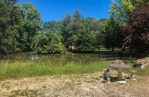 Varaignes Cottage | Cottage 'Le Pêcheur' with Lake View, Shared Pool and Private Terrace