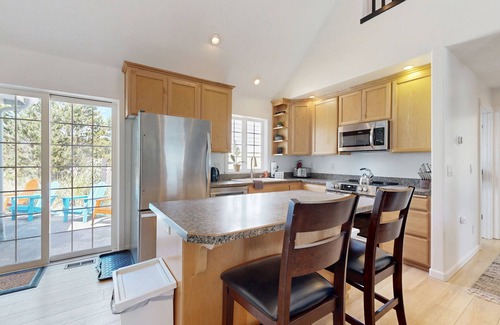 Four Sisters House | Cottage near the beach with hot tub, gas fireplace, washer/dryer, dog-friendly