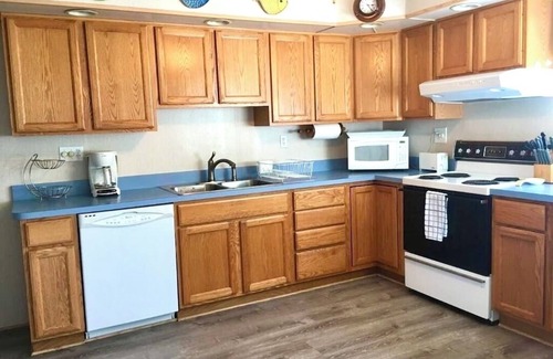 North Cape May House | Cottage Near the Bay 2.5 blocks to the beach & Harpoons. September open.
