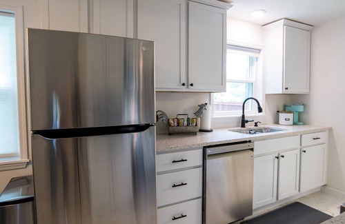 Ross House | Cottage on Main - Cheerful 2 brm home w/parking.