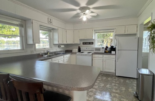 White Pigeon Cottage | Cottage on the lake 20 minutes to Shipshewana