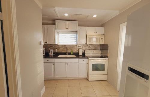 Laurel House | Cottage on Walking Distance To Nokomis Beach