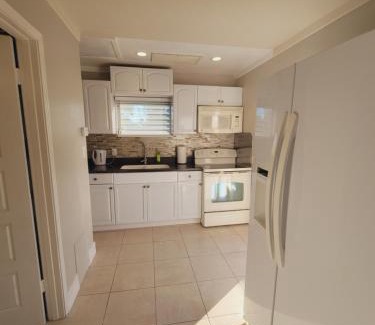 Laurel House | Cottage on Walking Distance To Nokomis Beach