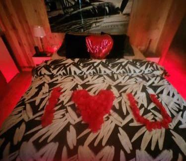 Vancia - Crepieux Apartment | Cottage romantique, son jacuzzi privatif, piscine