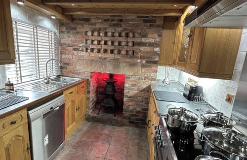 Cauldon Low Cottage | Cottage - Sleeps 6 - Pet friendly - Garden