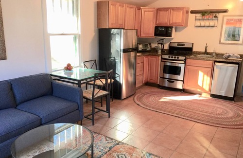 Kenilworth Cottage | Cottage Studio - private patio/yard! LOCATION!