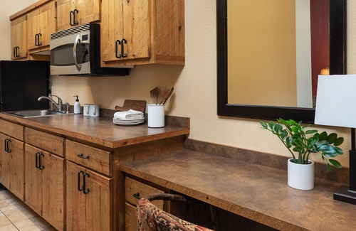 Rothschild House | Cottage Suite With Full Kitchen, Access to Pool, Hot Tub, and Gym