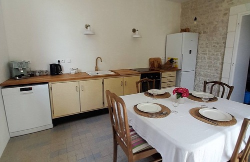 Ambleville House | Cottage 'Vacation Rental' with Private Terrace, Private Garden and Wi-Fi