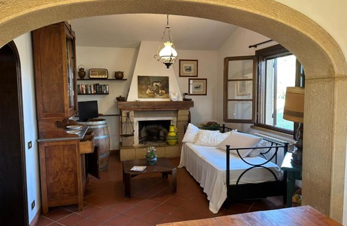 Cecina House | Cottage with a great fenced garden in the Tuscan countryside