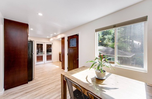 Rio Nido House | Cottage with a large patio, free WiFi, washer/dryer, & gas grill