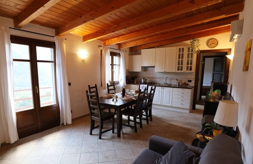 Rialto Cottage | Cottage with garden and heated pool