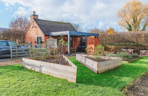 Northway House | Cottage with Hot Tub - near Cheltenham and Tewkesbury