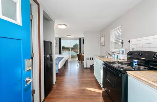 Grayland Cottage | Cottage with Sun Deck | Private Deck | Hot Tub