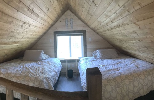 Valemount Cabin | Cougar Mountain Lodge (Cozy Mini Chalets/Cabins)