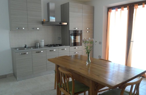 Monterubbiano Apartment | Country Apartment with Infinity Pool
