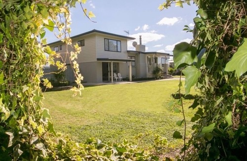 Kumeu House | Country Blooms Lodging