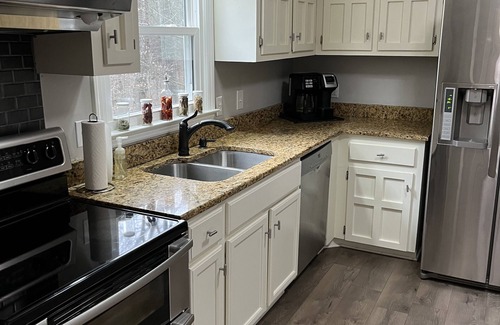 Bowling Green House | Country Charm City Convenience: Beautiful 3-Bedroom 2.5-Bath Home Forest Views