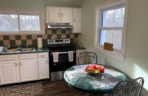 Charleston House | Country Comfy Right In Town New Remodel King/Queen